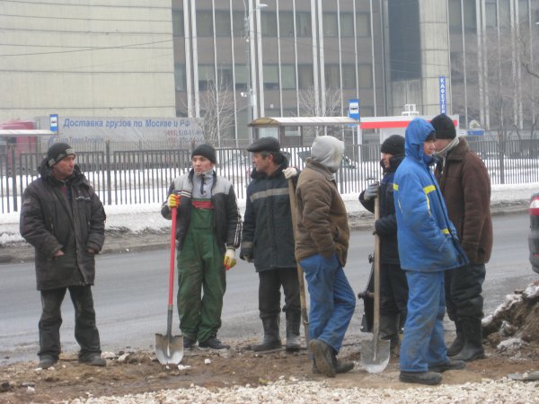 Лужков, уходя, сказал Собянину, что под одним из московских тротуаров зарыт клад (с) Лужков, уходя, сказал Собянину, что под одним из московских тротуаров зарыт клад (с)